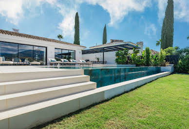 Villa with pool and garden 17