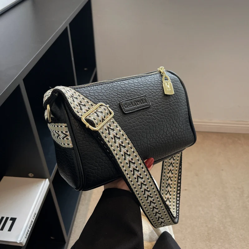 Bolso pequeño de cuero artificial para mujer, moda salvaje otoño e invierno, nuevo diseño, ideal para uso diario y ocasiones especiales.