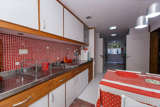 Modern kitchen red backsplash dining table - Luxury house for sale in Rio de Janeiro, 4 bedrooms
