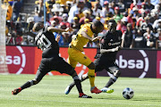 Bernard Parker of Kaizer Chiefs and Augustine Mulenga,Xola Mlambo of Orlando Pirates during the Absa Premiership match between Orlando Pirates and Kaizer Chiefs at FNB Stadium on October 27, 2018 in Johannesburg, South Africa. 