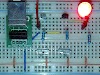 NAND Gate 真實電路：輸入1低電壓，輸入2高電壓，輸出高電壓