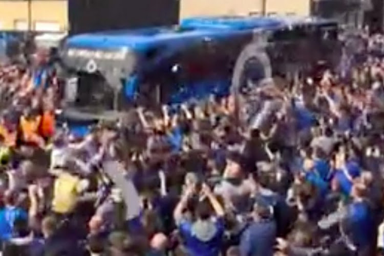 Spetterend feestje bij Club Brugge tijdens #ThanksFans: supporters worden gek als spelersbus aankomt (mét beelden!)