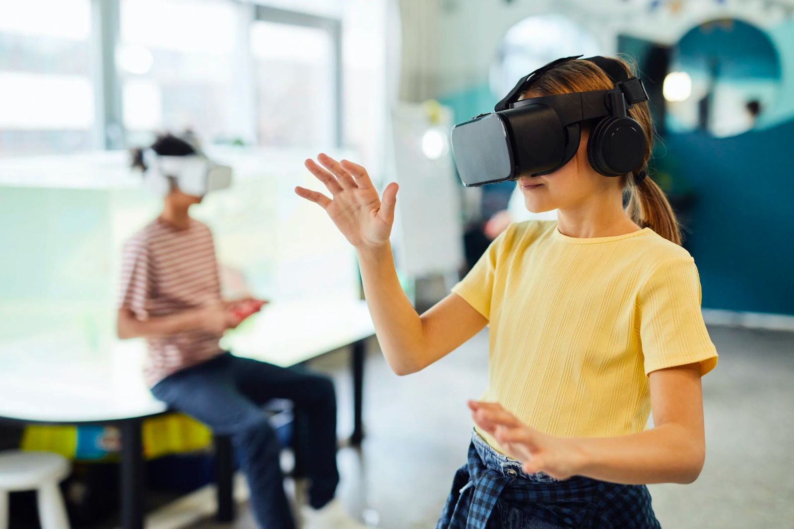 Children using VR technology in healthcare settings