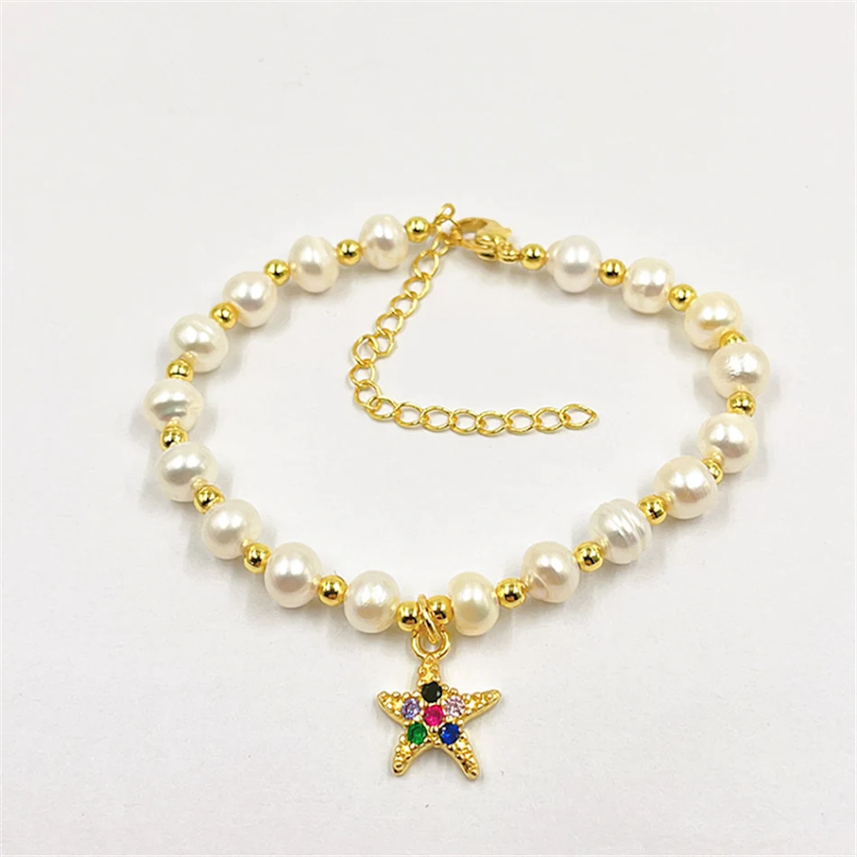 Bracelet femme en perles d'eau douce de style baroque irrégulier, un bijou de mode pour un look féminin et sophistiqué.