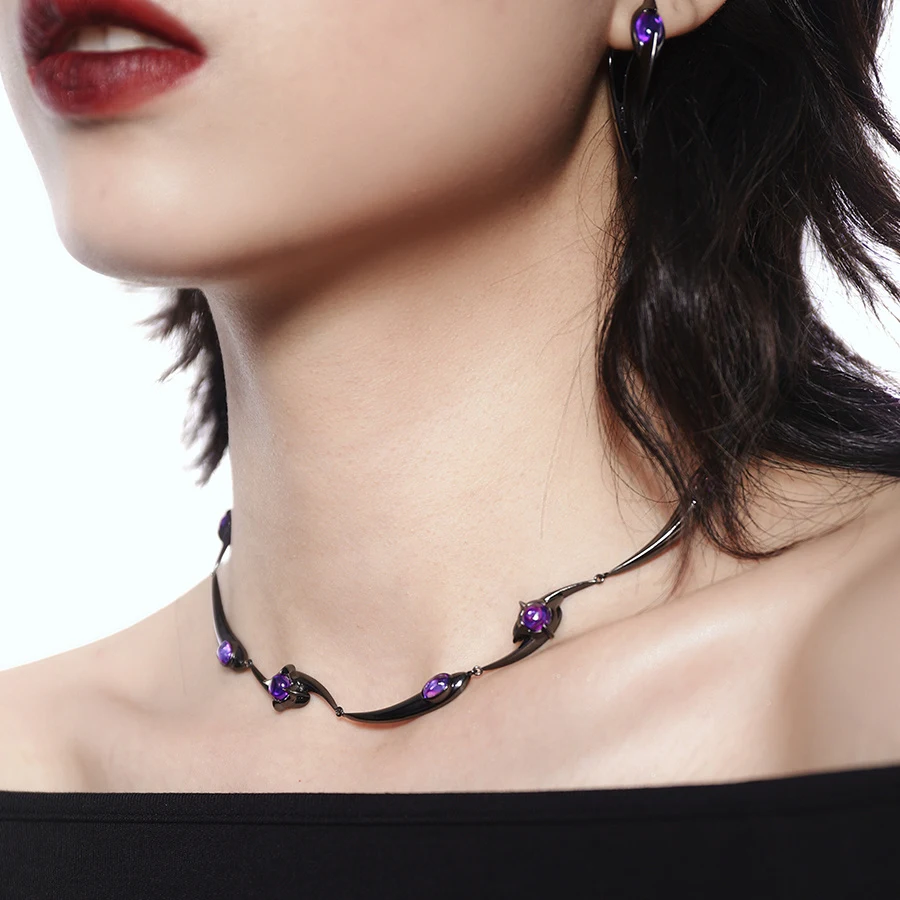 Metalen Zibao Mysterieuze Sleutelbeenketting. Een elegante damesketting die je look verfijnt. Perfect om je decolleté te accentueren.