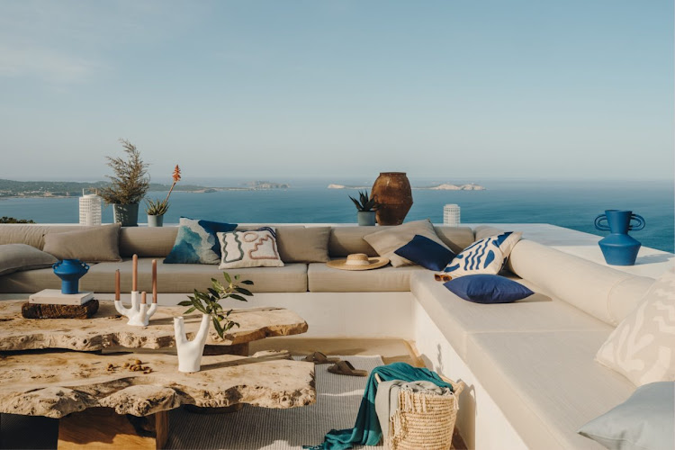 Take inspiration from the beauty of the ocean and decorate your spaces, indoors and out, with pieces from H&M Home's Blue Island collection this summer.