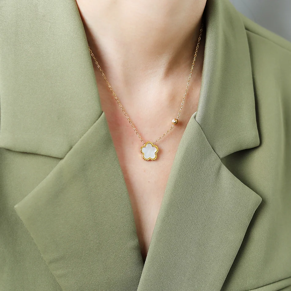 Collar de acero de titanio con colgante de flor de Fritillaria de cinco hojas para mujer, moda minoritaria. Un accesorio único y elegante.