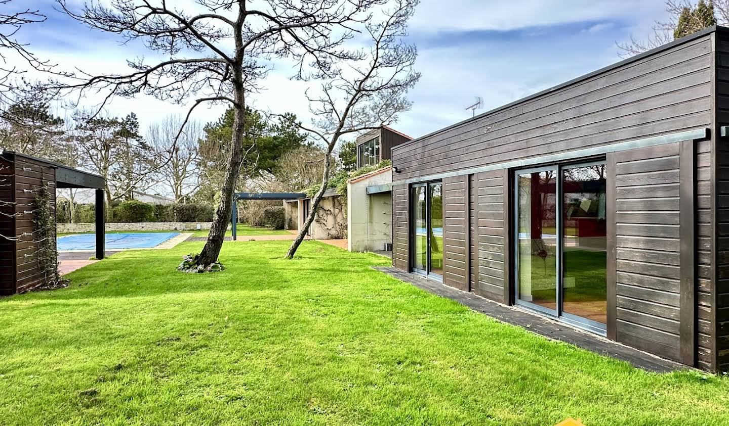 House with pool and terrace La Rochelle