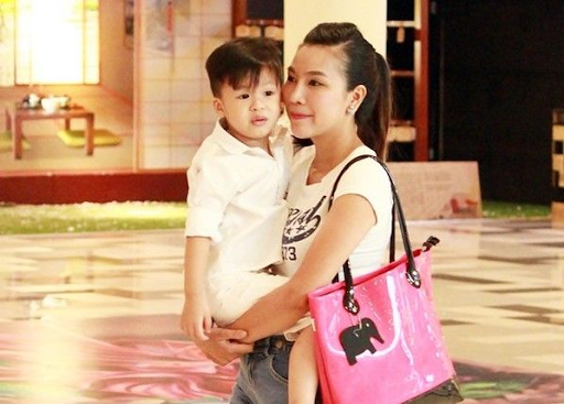 Khánh Ngọc bị băng huyết nặng khi sinh con trai