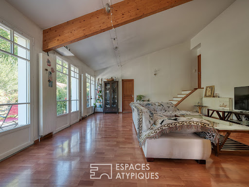 Bright living room with wood floor and beam - Luxury house for sale in Itteville, 6 rooms, 4 bedrooms