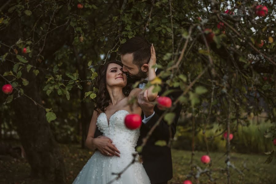 Fotograf ślubny Mariusz Tomżyński (tomzynski). Zdjęcie z 5 kwietnia 2019