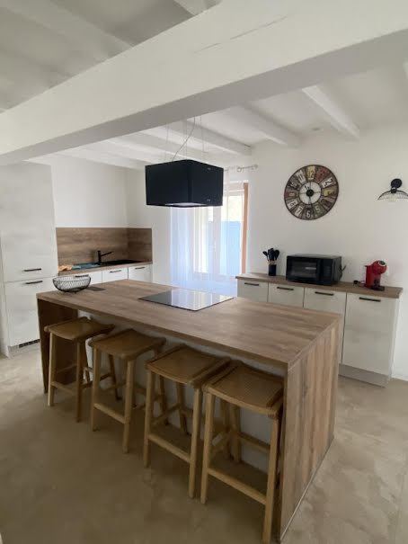 Location meublée maison 7 pièces 210 m² à Gréoux-les-Bains (04800), 3 040 €