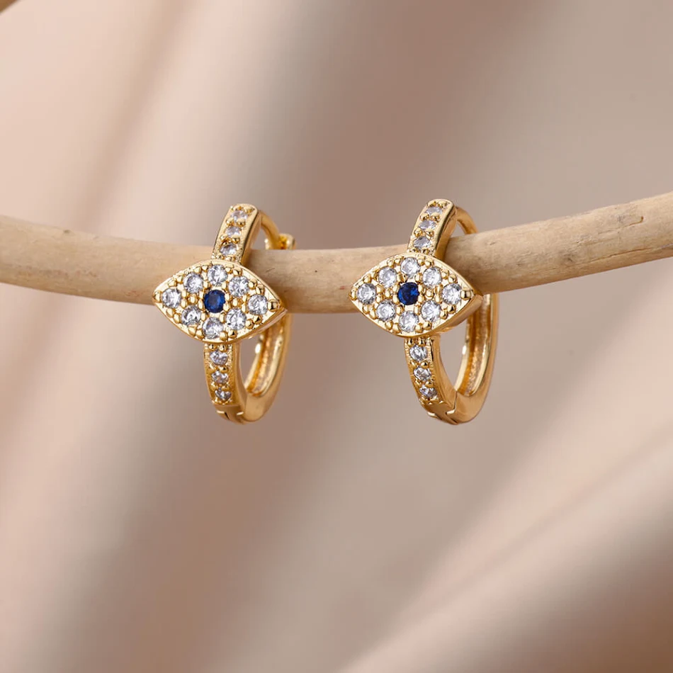 Minimalistische elegante oorringen met liefdesdesign en ingelegde zirkonia's voor een persoonlijkheid die straalt.