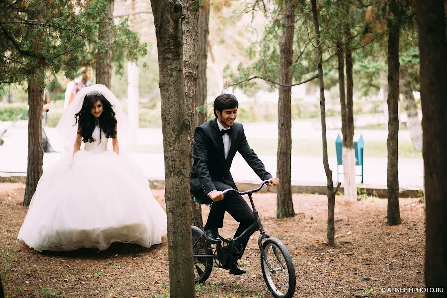 Fotógrafo de casamento Alisheykh Shakhmedov (alisheihphoto). Foto de 15 de fevereiro 2015