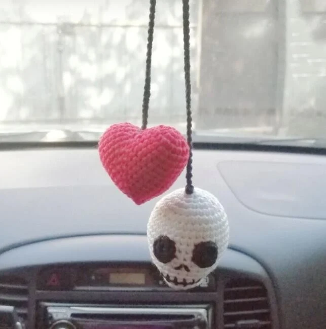 Handgeweven auto-hangornament van pluche. Zacht en luxueus, voegt een unieke stijl en comfort toe aan uw voertuig, waardoor elke rit aangenamer wordt.