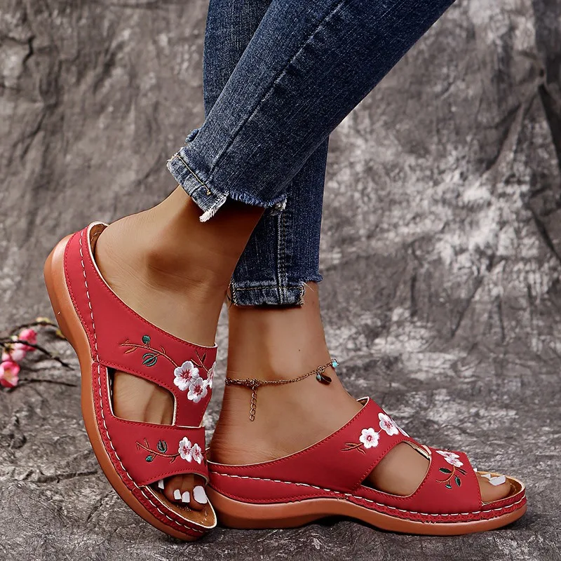 Title 4, Wedge platform sandalen met geborduurde bloemen...