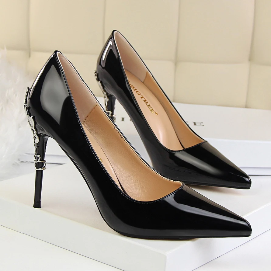 Metalen hakken dames schoenen stiletto high heel. Ervaar mode met deze vrouwelijke en verfijnde stiletto's om je stijl te verhogen.