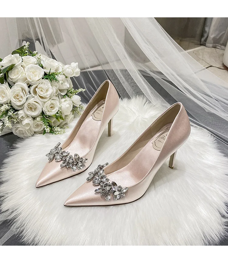 Escarpins blancs en satin cristal de mariée Chaussures de mariage élégantes Éclat somptueux Confort exceptionnel Le choix parfait pour votre mariage