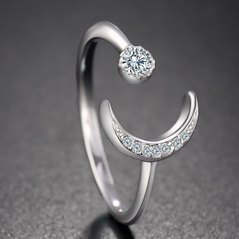 Bague étoile et lune, un bijou céleste symbolisant les rêves et le mystère. Idéal pour offrir ou pour une touche magique à votre style quotidien.