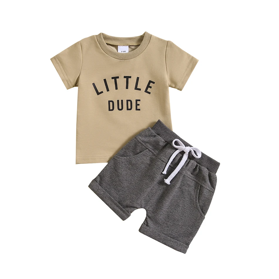 Conjunto de dos piezas camiseta corta con estampado de letras y pantalones cortos de color sólido, ideal para un look casual y moderno.
