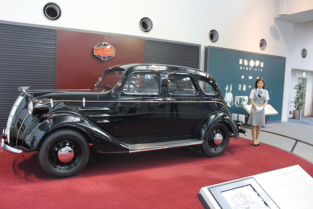 1024px-Toyoda_Standard_Sedan_AA_1936_Bertel_Schmitt.jpg