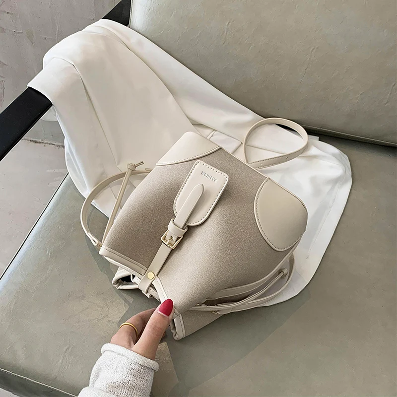 Bolsa de ombro feminina versátil estilo balde Ins, perfeita para diversas ocasiões. Conforto e elegância em um só acessório.