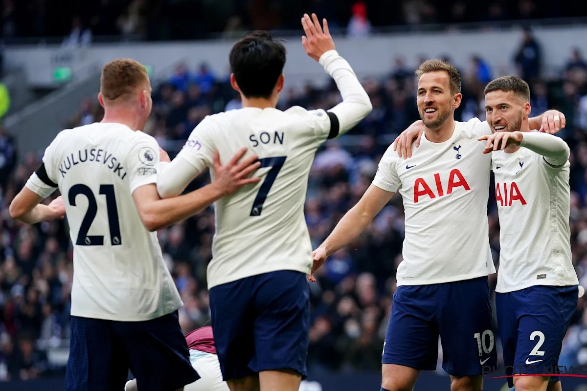 🎥 Wat een beelden! Piloot vliegt boven Londen en... zet Tottenham letterlijk te kakken voor een bomvol vliegtuig