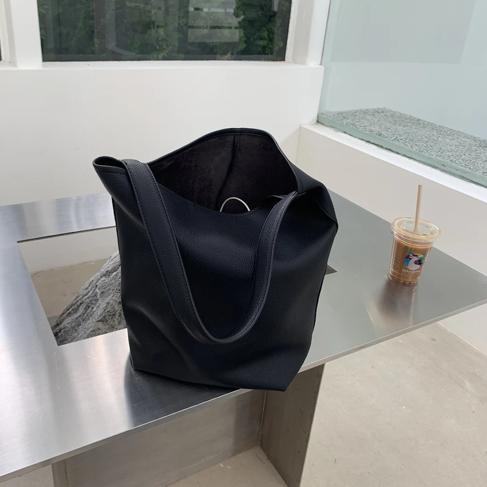 Bolsa de maternidade moderna e minimalista, de grande capacidade e alça única, perfeita para mães que buscam praticidade e estilo.