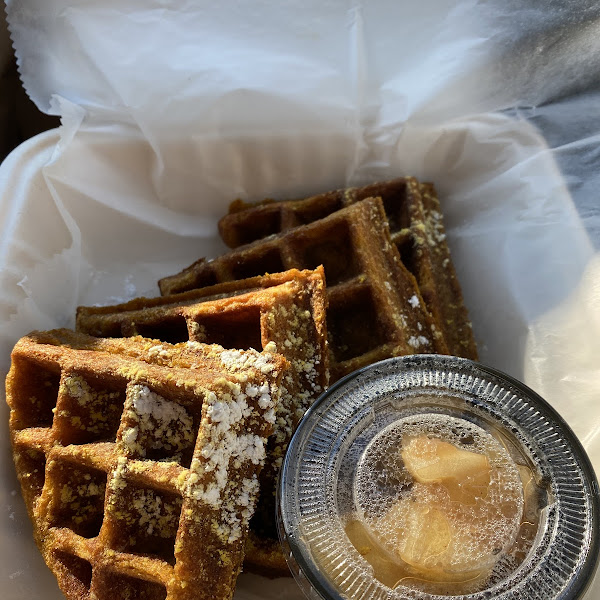 Gluten free & vegan pumpkin waffle w warm apples!