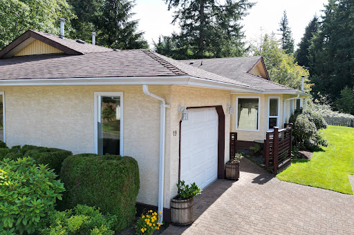 Luxury property for sale in Campbell River (Canada) - House with garage and green garden