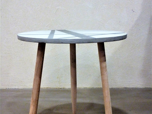 table béton ciré avec motifs géométriques style scandinave Junny