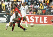 CONFRONTATION: Chiefs midfielder Ditheko Mototo collides against Cosmos Velery Nahayo in Csstle Premiership match at Orkney Stadium, North West, yesterday. Pic. Lucky Nxumalo. 21/01/2007. © Sowetan.