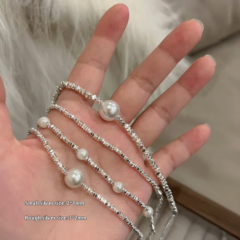 Title 1, Vrouwenketting met kleine zilveren parels, chok...