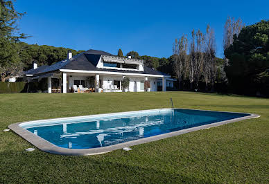 House with pool and garden 4