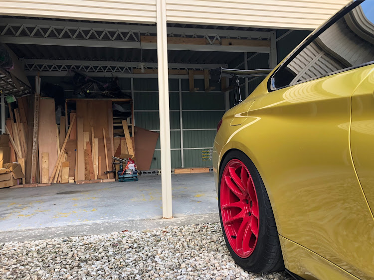 M4 クーペのDIY・車庫に物置作成に関するカスタム事例の投稿画像1枚目