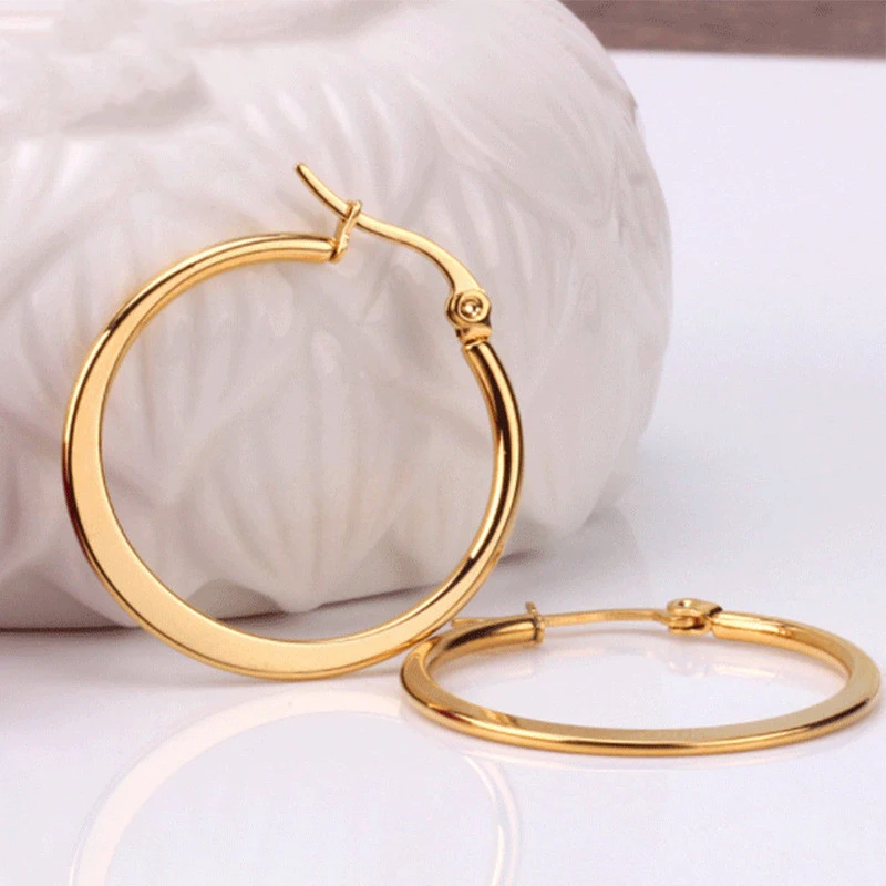 Pendientes de aro con forma de corazón de acero inoxidable geométricos simples y redondos para un look moderno y elegante.