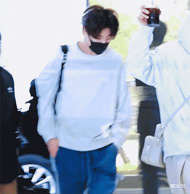 JUNGKOOK AT THE AIRPORT 💞  Bts jungkook, Jungkook, Fashion