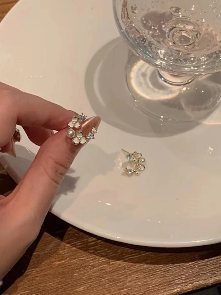 Pendientes femeninos suaves de flor de jazmín para mujeres, delicados y elegantes, perfectos para uso diario y ocasiones especiales.
