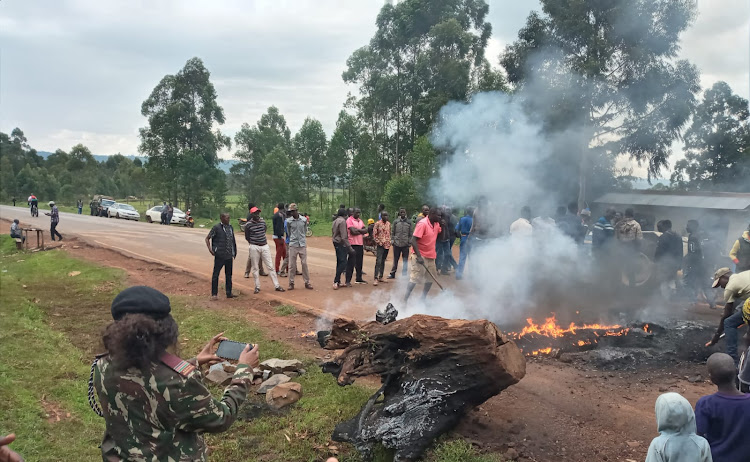 Eldoret-Kapsabet highway barricaded with bonefire,after public protests over the unresolved murder of a Narok based doctor two months ago