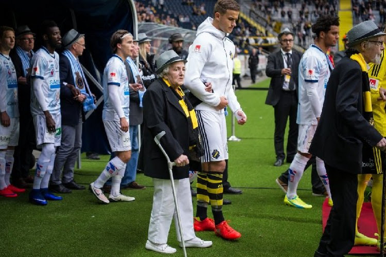 VIDEO: Zweedse club eert oudste supporters op schitterende manier en daar zit een ex-UEFA voorzitter bij