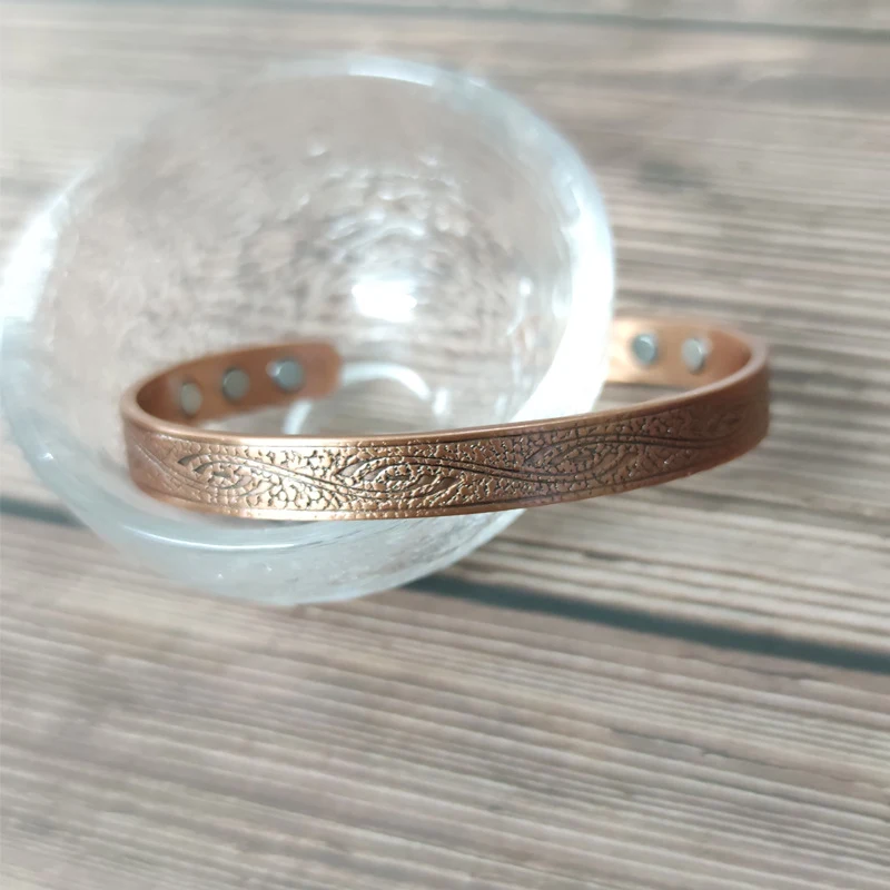 Bracelet spirale ajustable de mode, s'adapte parfaitement au poignet. Un accessoire élégant et facile à porter, idéal pour un style unique et personnalisé.