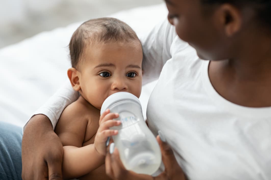 When Can Babies Hold Their Own Bottle? - Kinedu Blog