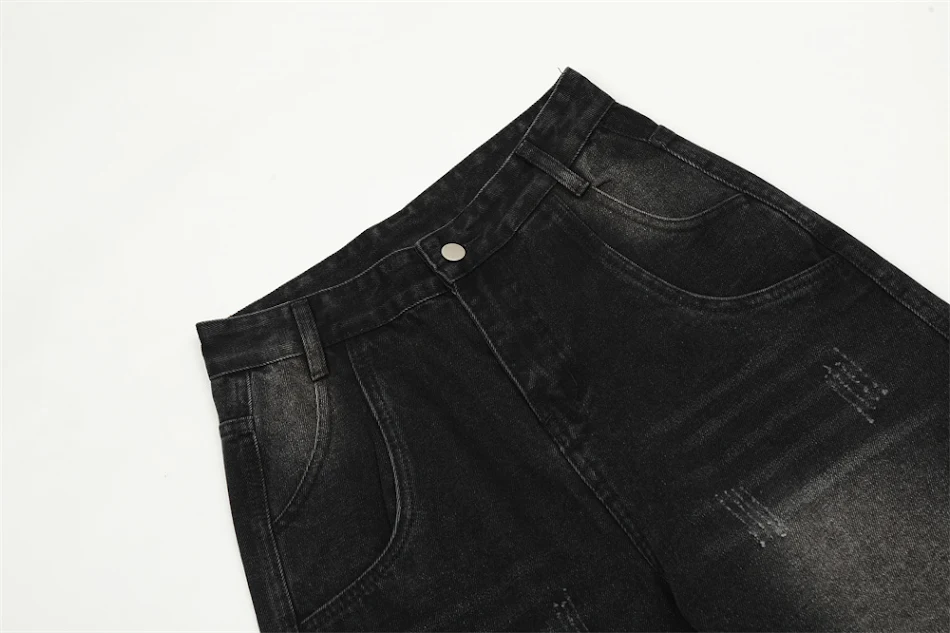 Erkekler için bol kesim düz paça kot pantolon. Rahatlık ve şıklığı bir arada sunan, hareket özgürlüğü sağlayan modern bir giyim parçası.