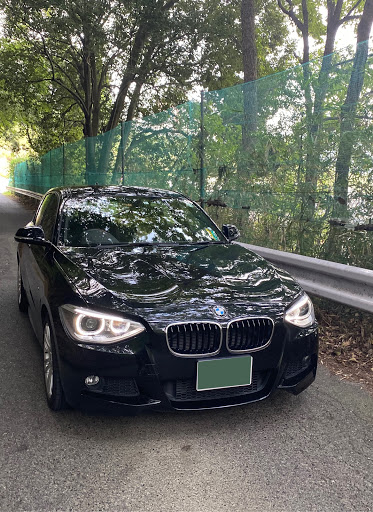 Bmw 1シリーズ ハッチバックを華麗にカスタム By Freude 08 22 木に囲まれた道路のbmwがかっこいい 今日は朝から昼過ぎに Cartune