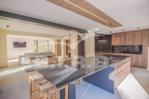 Villa with pool and garden 5