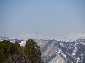 鉄塔奥に白山