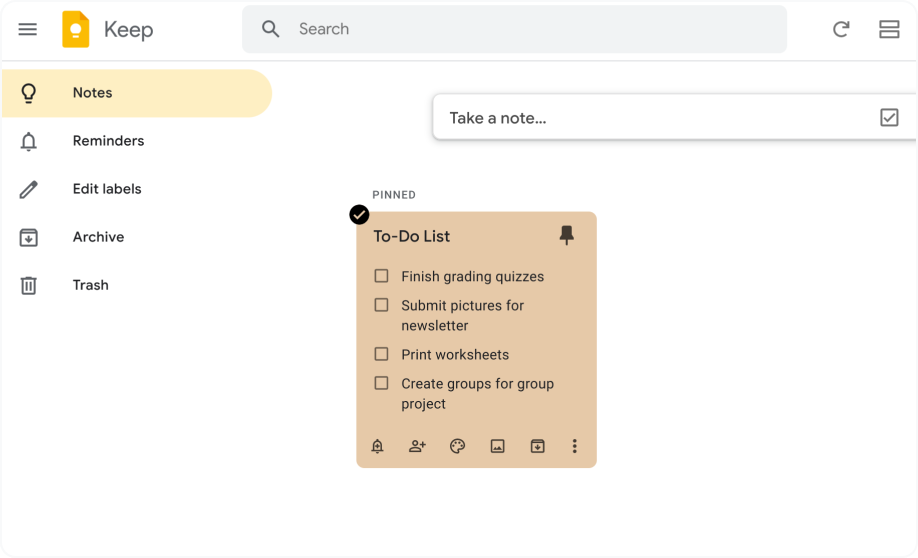 Google Keep er åben og viser en tjekliste over gøremål, der er indtastet i en orange stickynote, der er fastgjort øverst på siden.