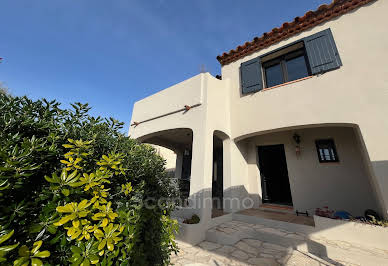 Maison avec piscine et terrasse 1