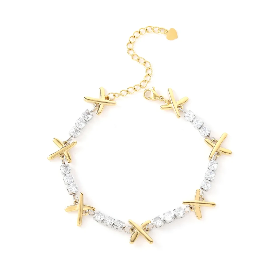 Bracelet en acier titane et zircon blanc, plaqué or, entièrement poli, pour un éclat sublime et une tenue irréprochable.