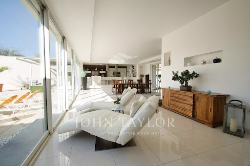 Villa with pool and terrace 3